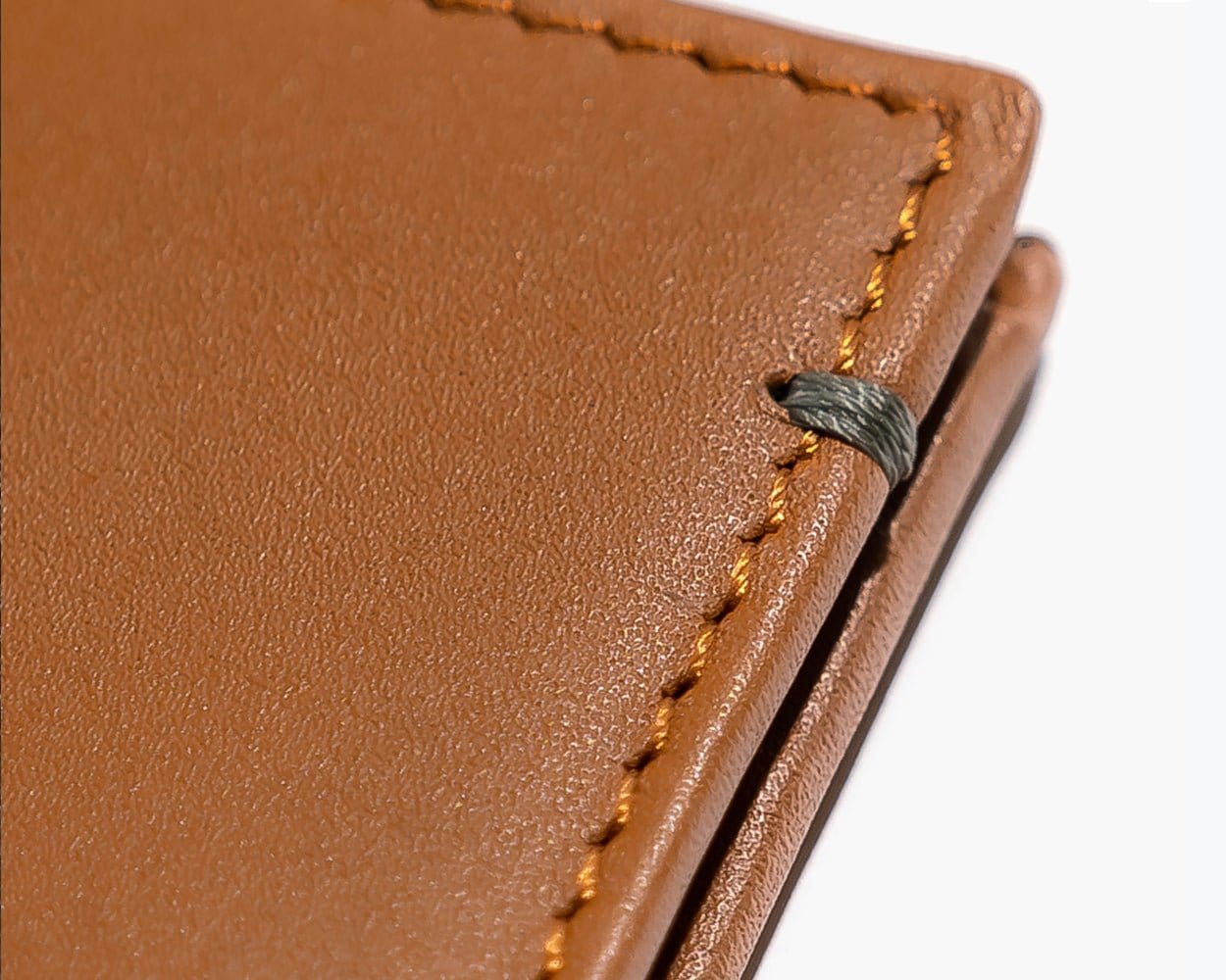 ÉTUI PORTEFEUILLE BIFOLD EN CUIR - LA COLLECTION ESSENTIELLE