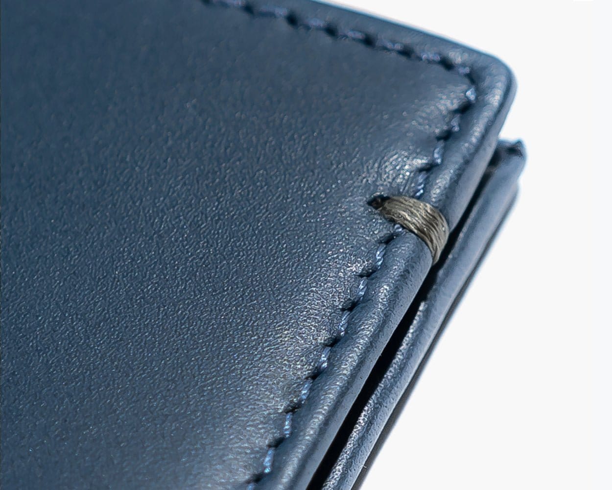 ÉTUI PORTEFEUILLE BIFOLD EN CUIR - LA COLLECTION ESSENTIELLE
