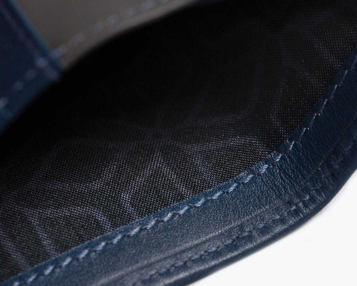 ÉTUI PORTEFEUILLE BIFOLD EN CUIR - LA COLLECTION ESSENTIELLE